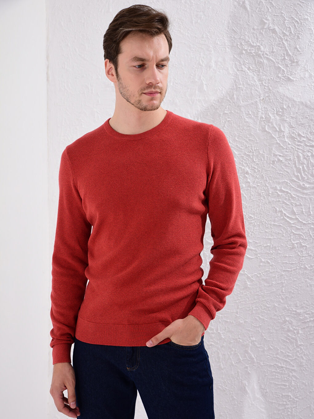 Базовый трикотажный джемпер с круглым вырезом