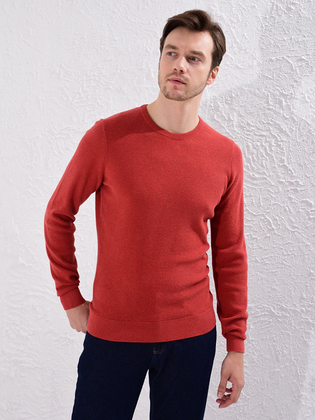 Базовый трикотажный джемпер с круглым вырезом-1