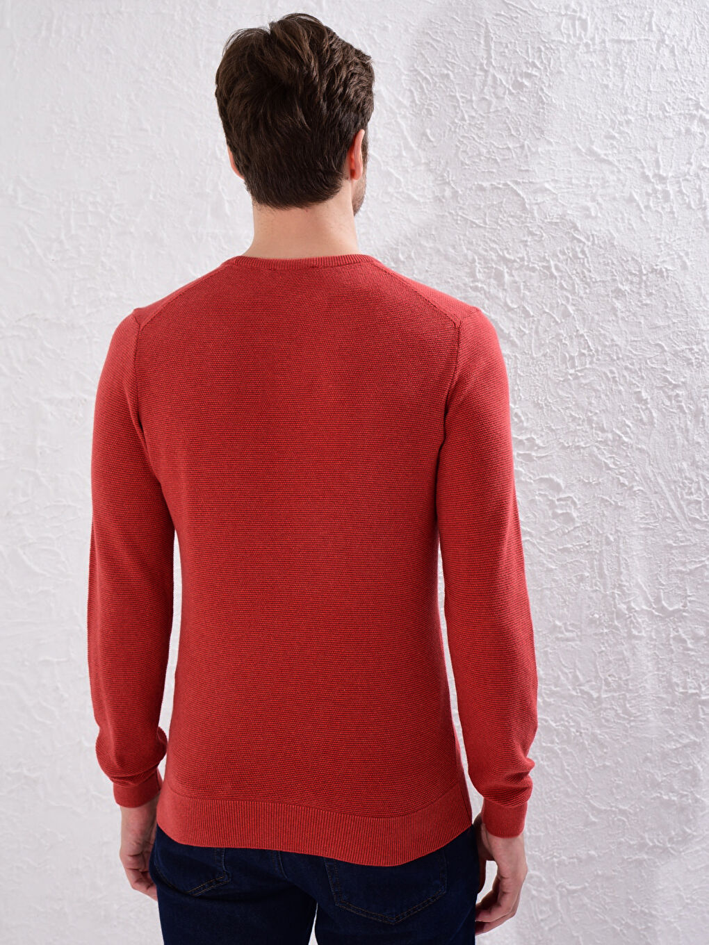 Базовый трикотажный джемпер с круглым вырезом-3