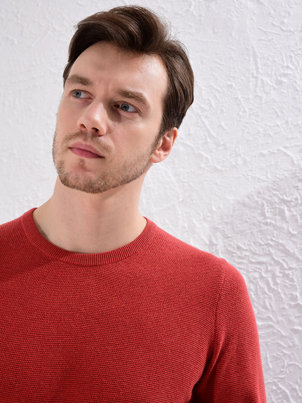 Базовый трикотажный джемпер с круглым вырезом-4