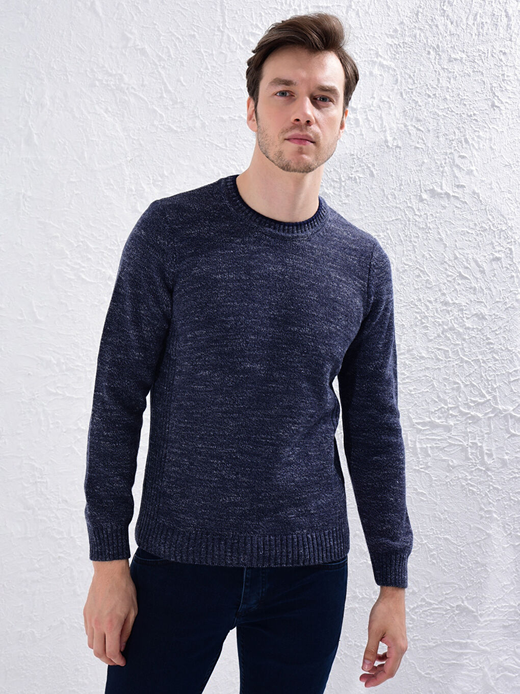 Светр з круглим вирізом горловини з акрилового трикотажу