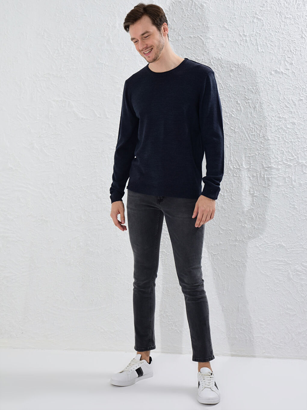 Базовий легкий трикотажний светр з круглим вирізом-1