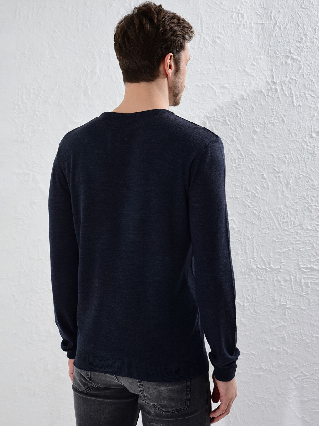 Базовий легкий трикотажний светр з круглим вирізом-2