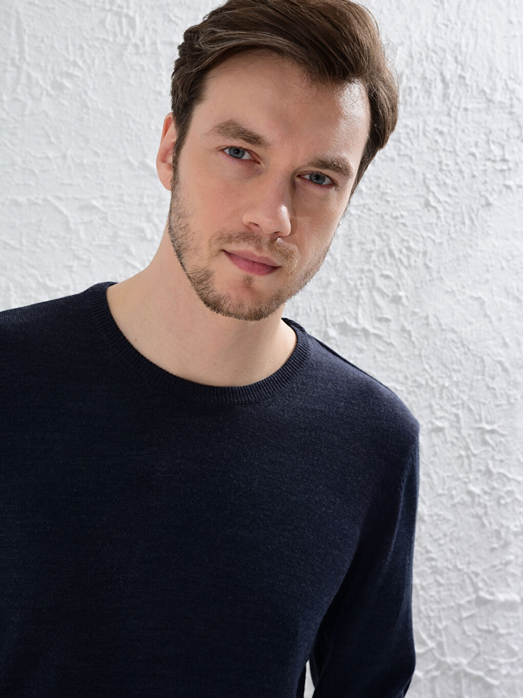 Базовий легкий трикотажний светр з круглим вирізом-3