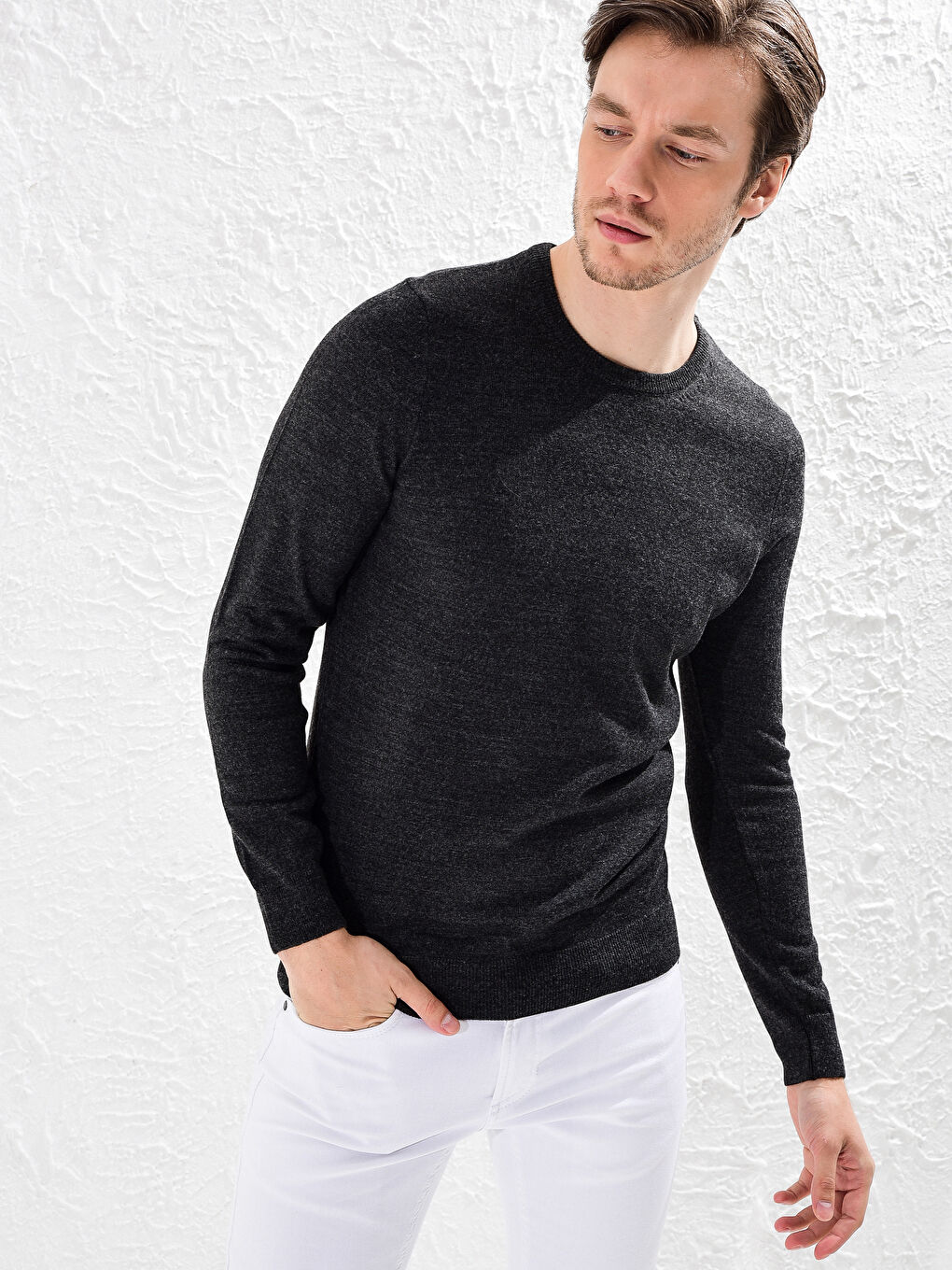 Базовий легкий трикотажний светр з круглим вирізом