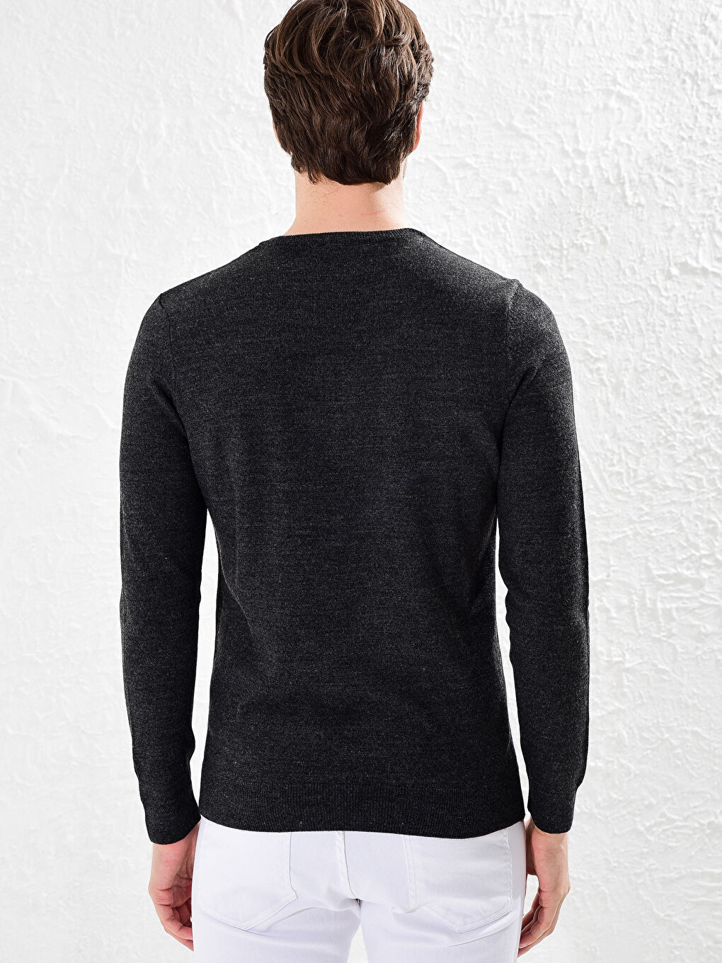 Базовий легкий трикотажний светр з круглим вирізом-1