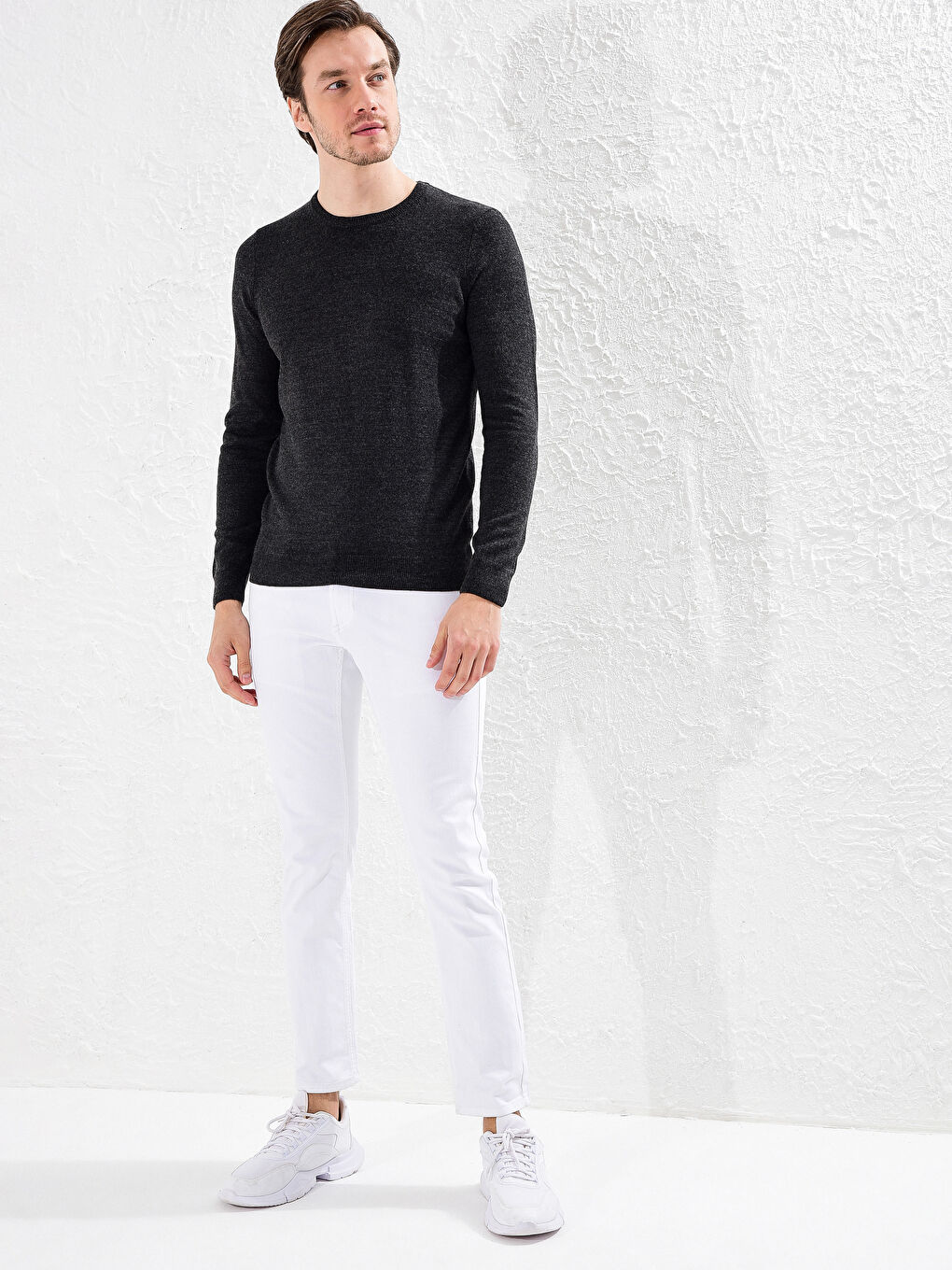 Базовий легкий трикотажний светр з круглим вирізом-2