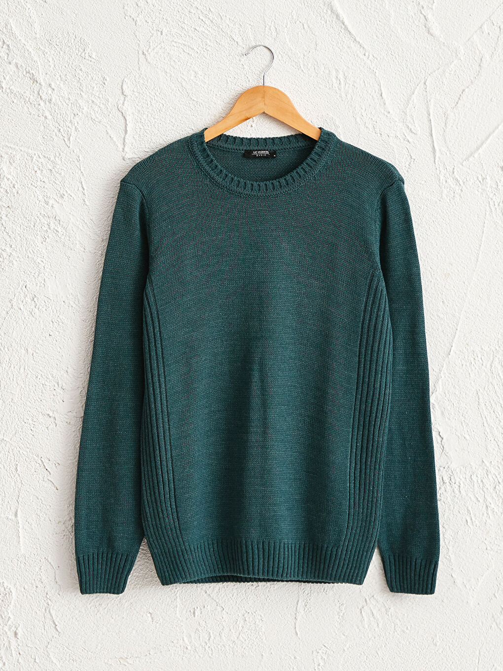 Свитер из толстого трикотажа с круглым вырезом