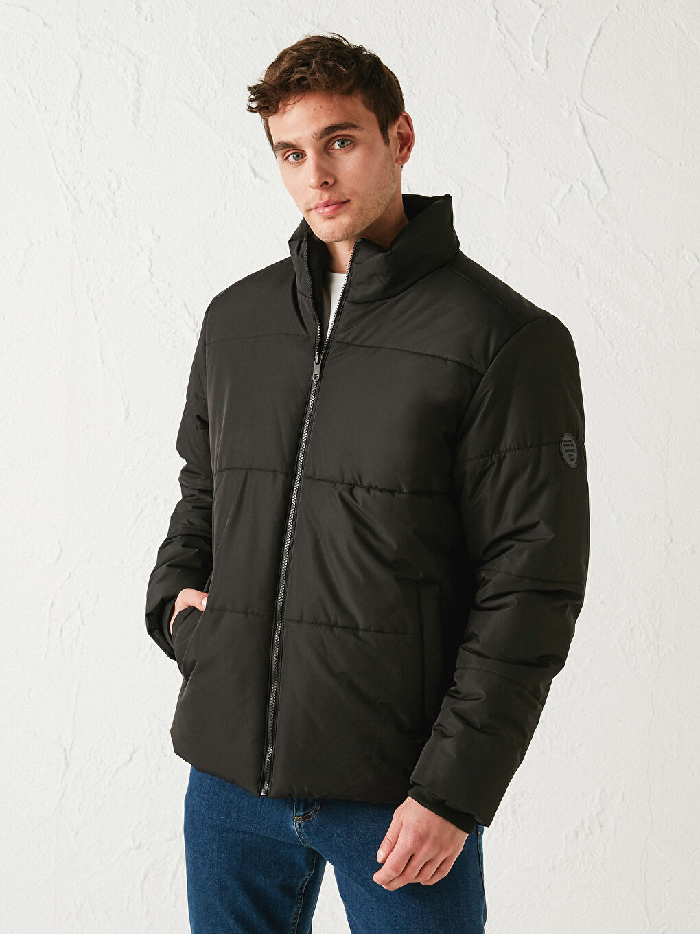 Ерлерге арналған төмен жағалы төмен күртеше