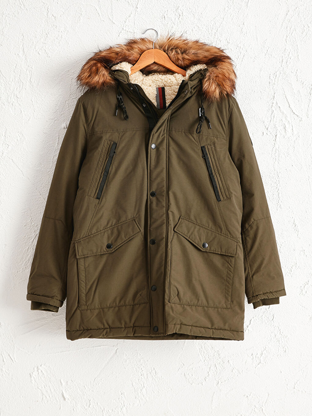 Дута куртка з довгим рукавом і капюшоном, оздоблена штучним хутром