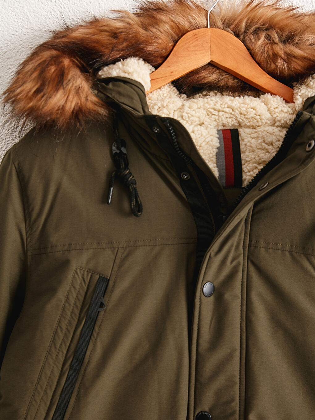 Дута куртка з довгим рукавом і капюшоном, оздоблена штучним хутром-2