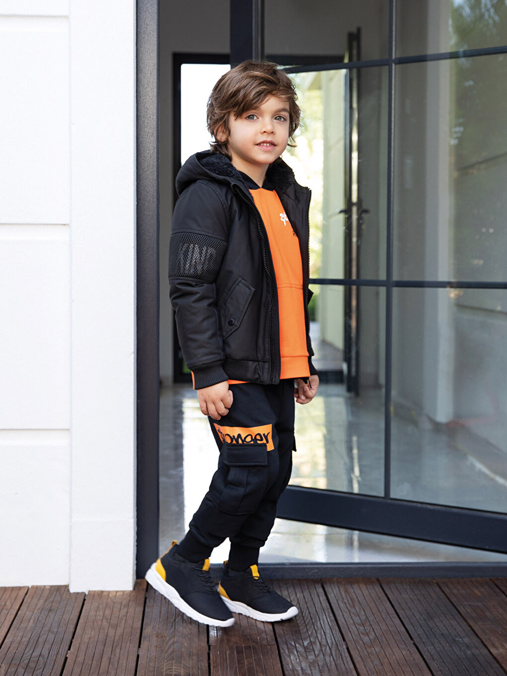 Siyah Kapüşonlu Deri Görünümlü Erkek Çocuk Mont