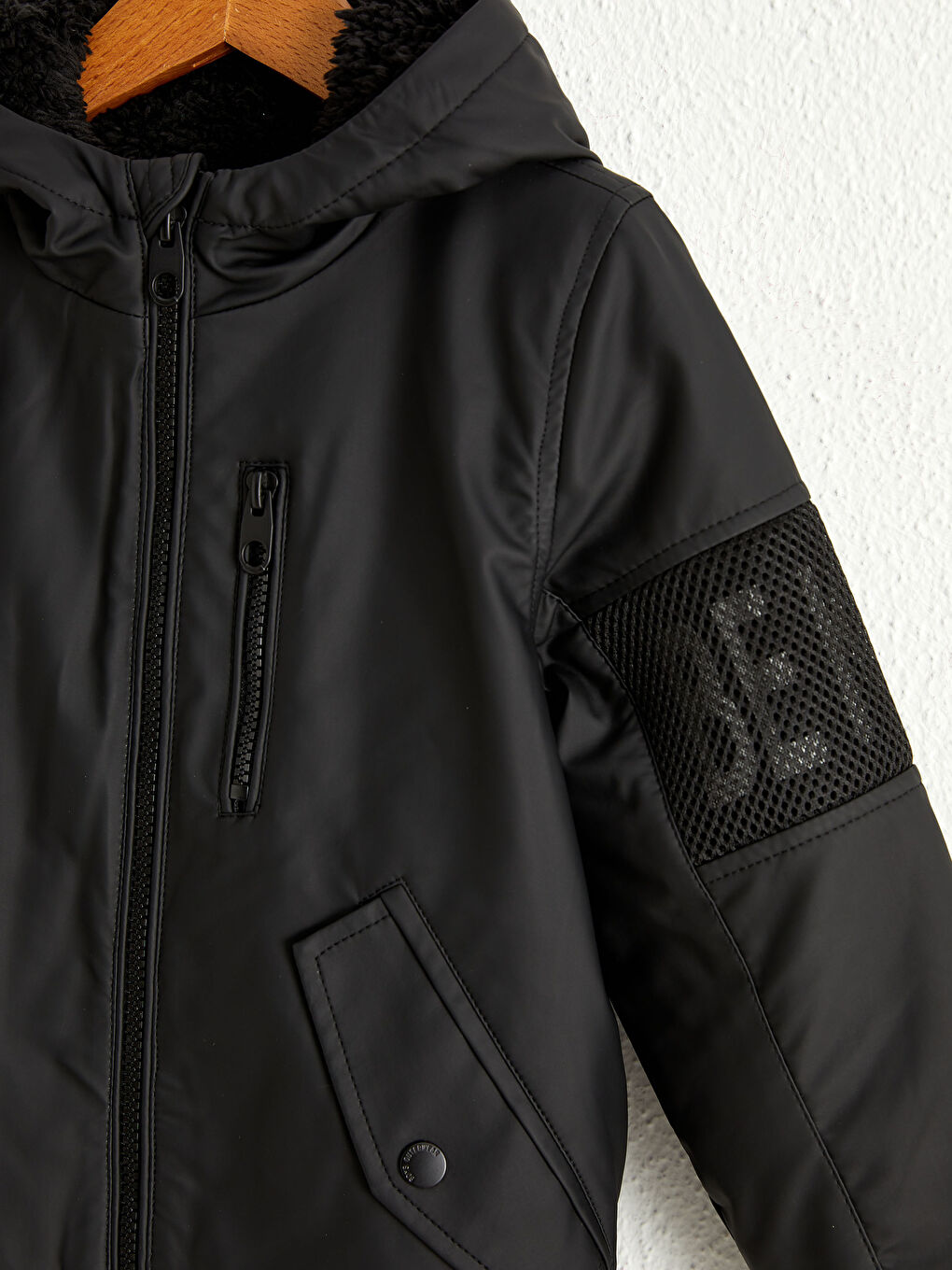 Siyah Kapüşonlu Deri Görünümlü Erkek Çocuk Mont-4