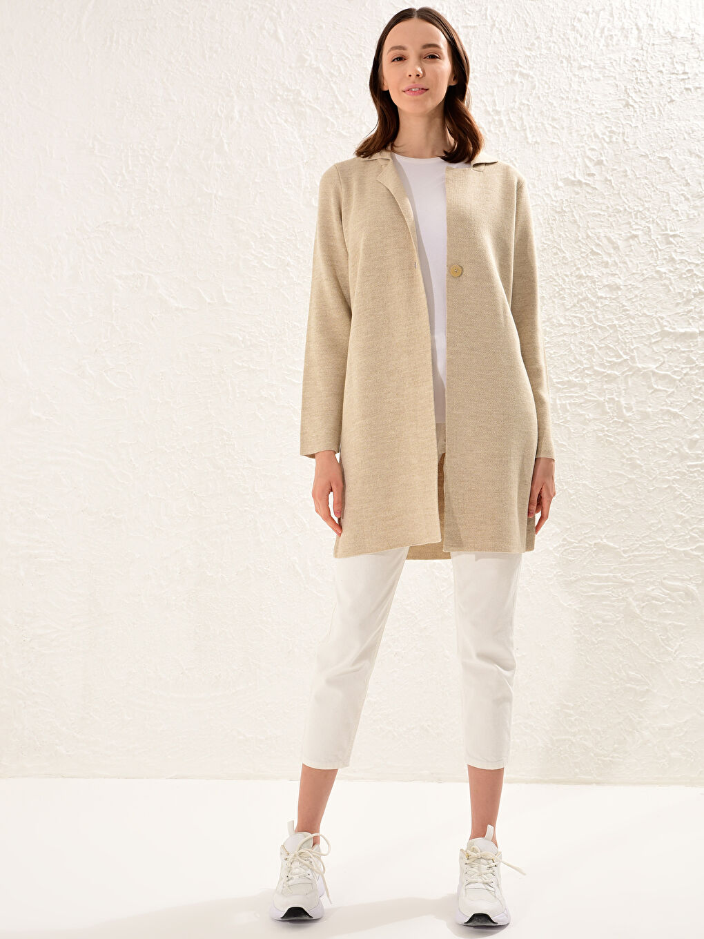 Женский кардиган из трикотажа с длинным рукавом и облегающим кроем-1