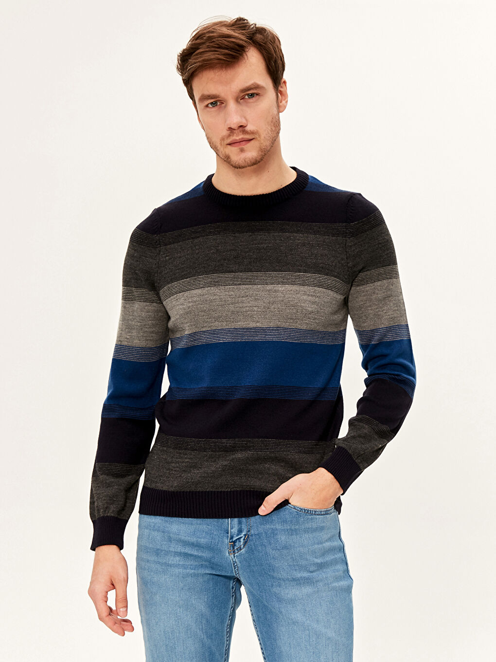 Жолақты дөңгелек жағалы трикотаж жемпір