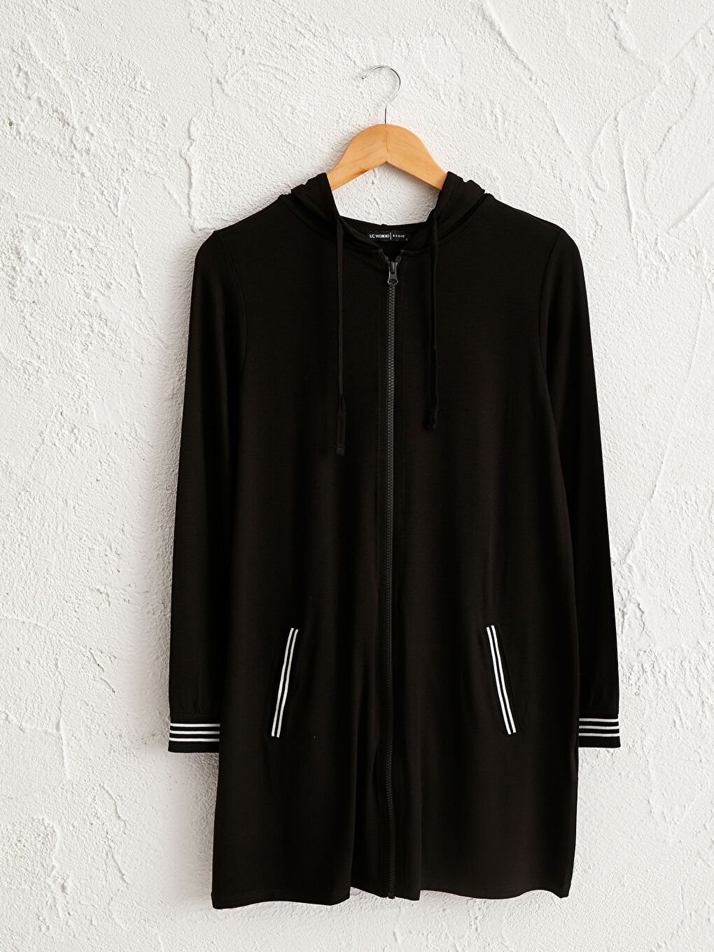 سويت شيرت نسائي بأكمام طويلة مزود بغطاء رأس