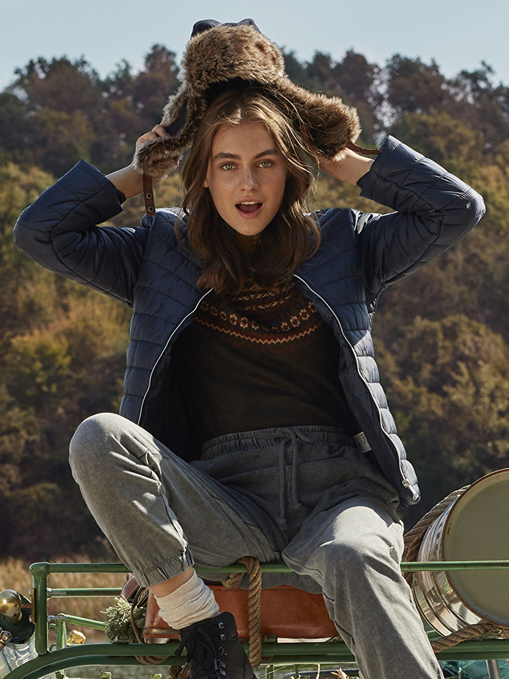 Lacivert Kapüşonlu Uzun Kollu Kadın Dik Yaka Şişme Mont