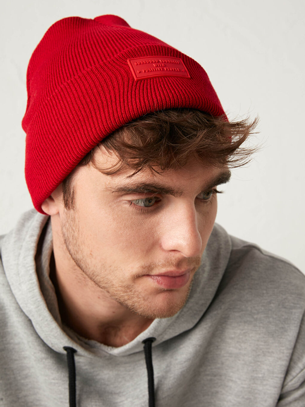 Kırmızı Erkek Etiket Baskılı Triko Bere