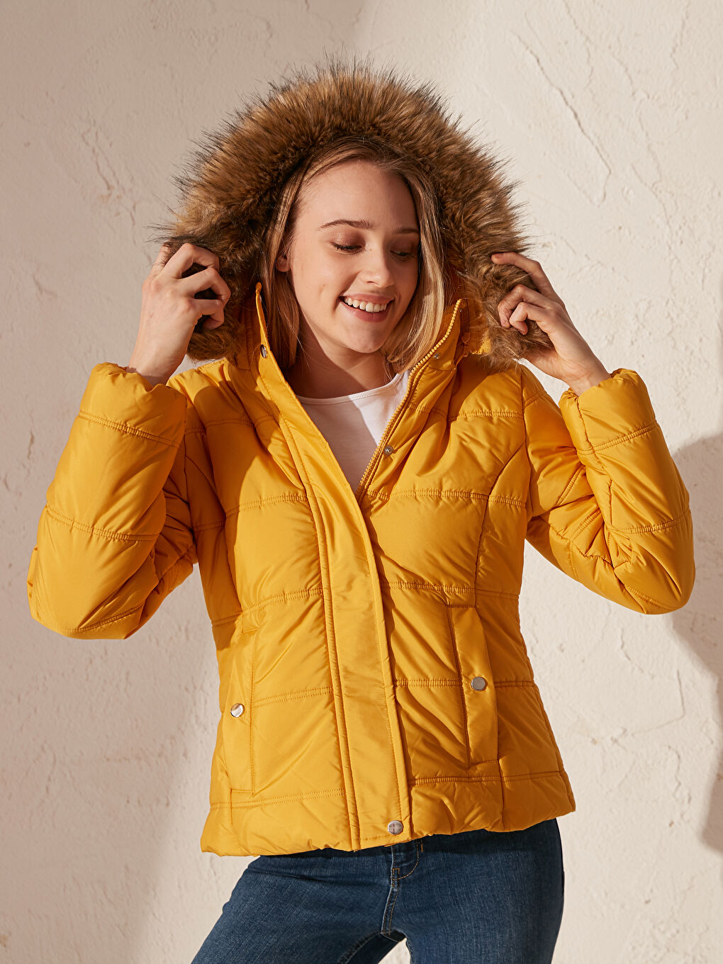 Sarı Kapüşonlu Şişme Uzun Kollu Kadın Mont