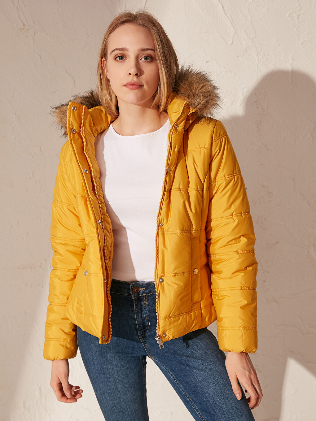 Sarı Kapüşonlu Şişme Uzun Kollu Kadın Mont-1