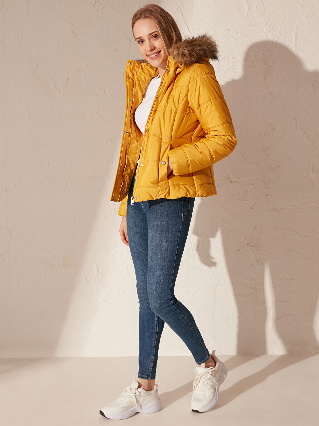 Sarı Kapüşonlu Şişme Uzun Kollu Kadın Mont-2