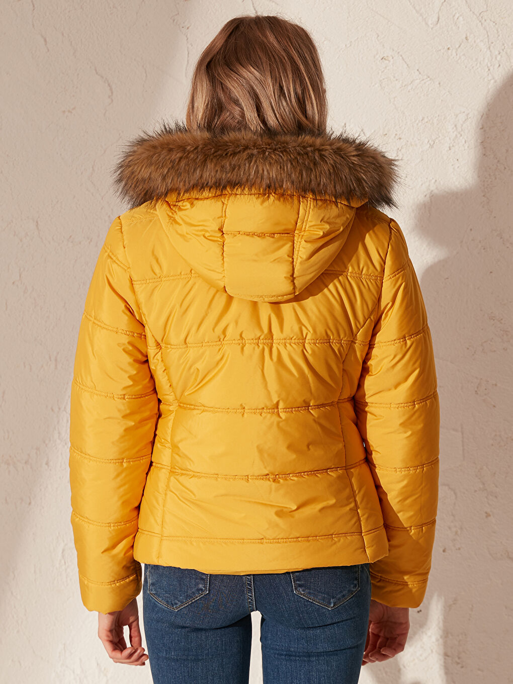 Sarı Kapüşonlu Şişme Uzun Kollu Kadın Mont-3