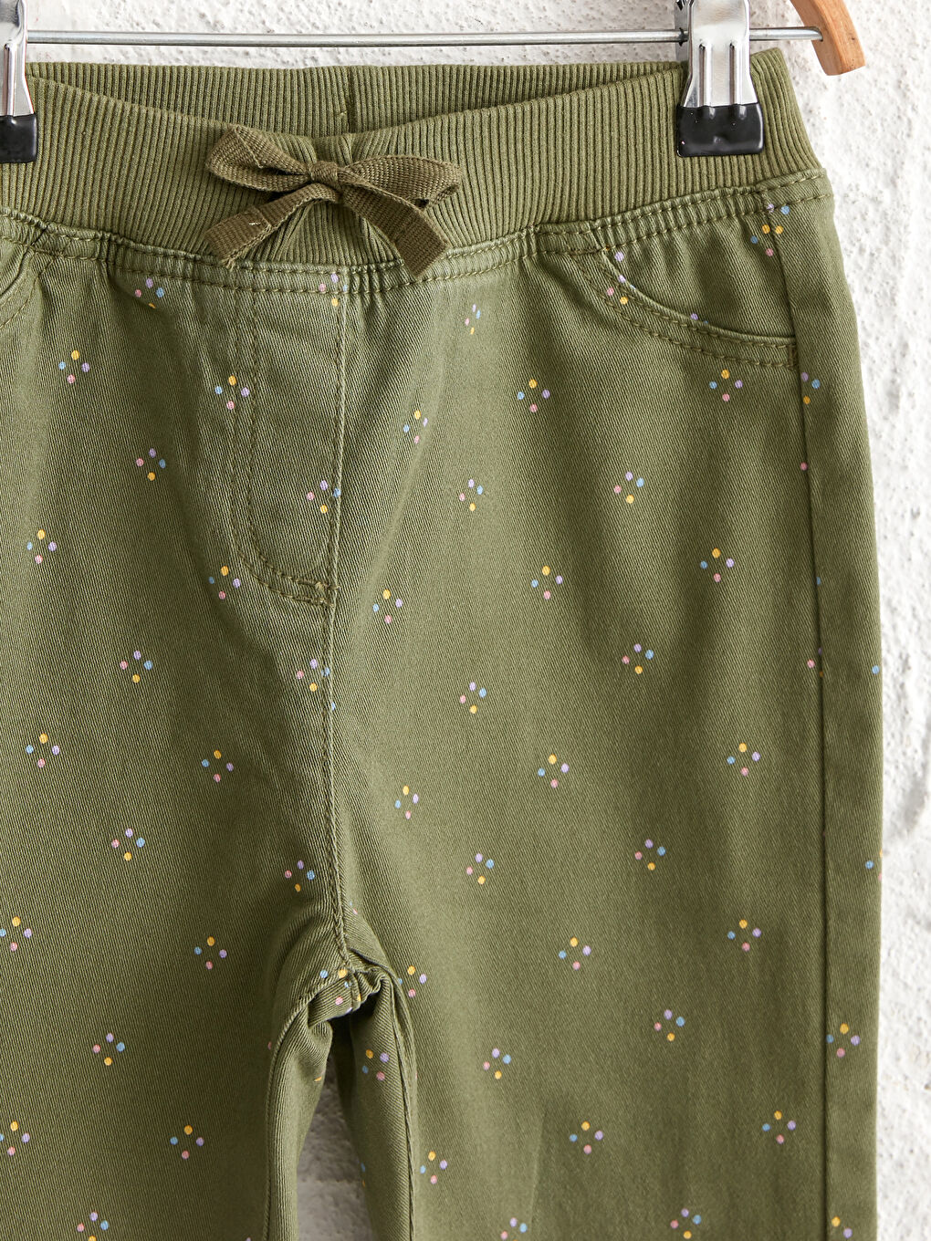 بنطلون جوجر للبنات الرضع بطبعة من قماش الجبردين بخصر مطاطي-3