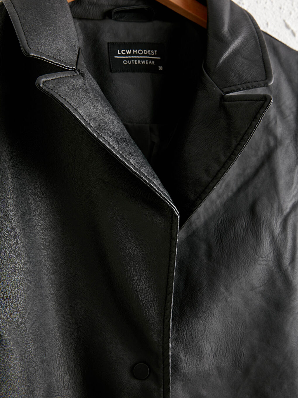 Siyah Deri Görünümlü Kuşaklı Yelek-1