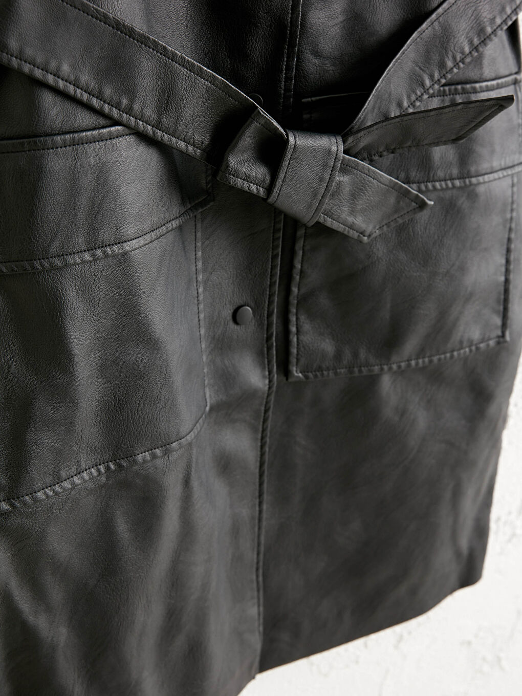 Siyah Deri Görünümlü Kuşaklı Yelek-3