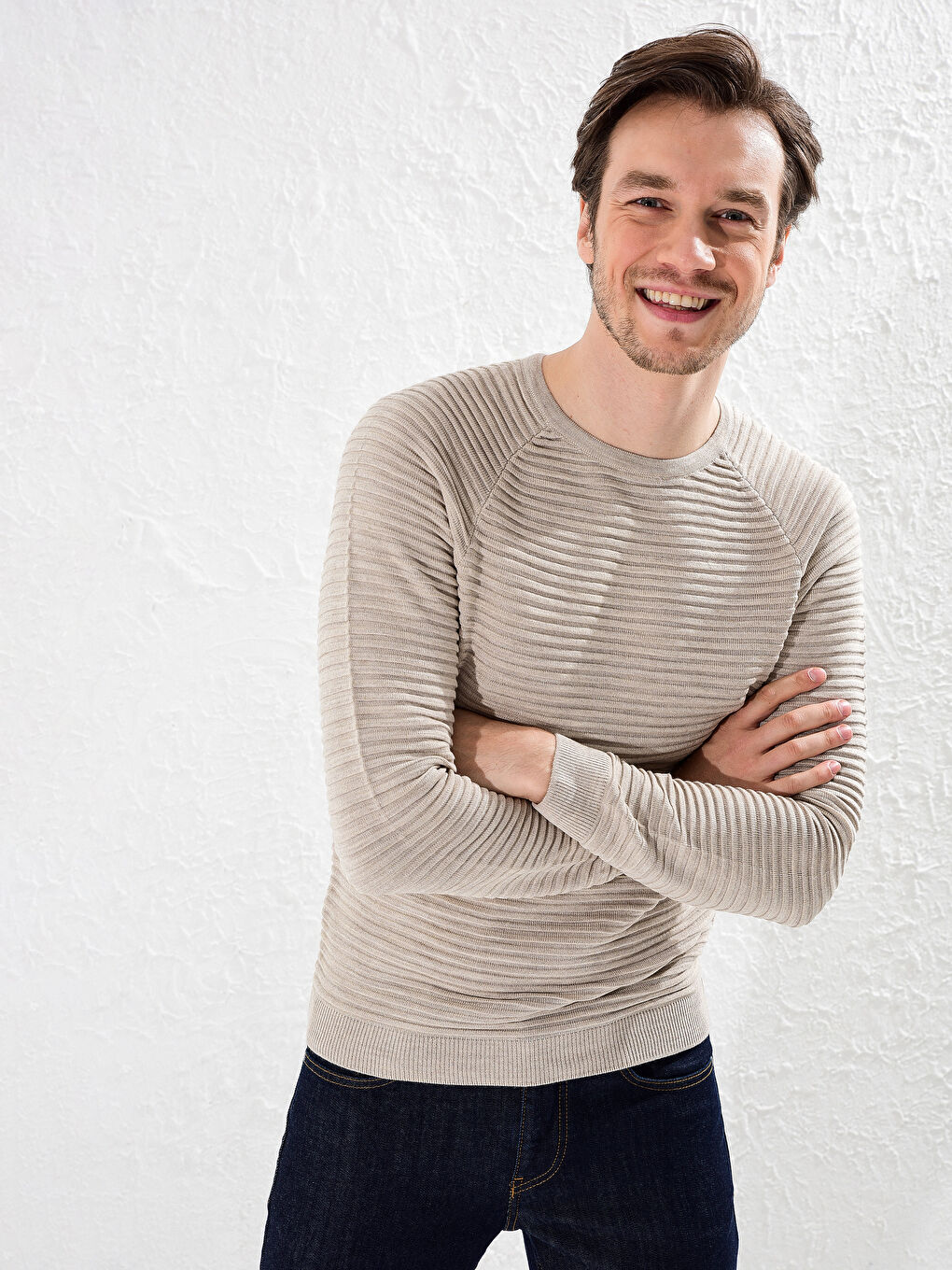 Легкий трикотажный джемпер с круглым вырезом