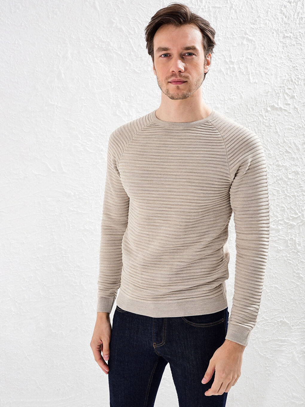 Легкий трикотажный джемпер с круглым вырезом-1