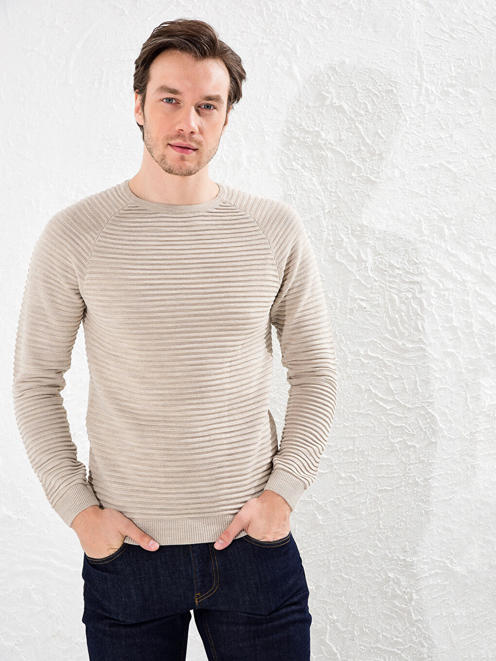 Легкий трикотажный джемпер с круглым вырезом-2