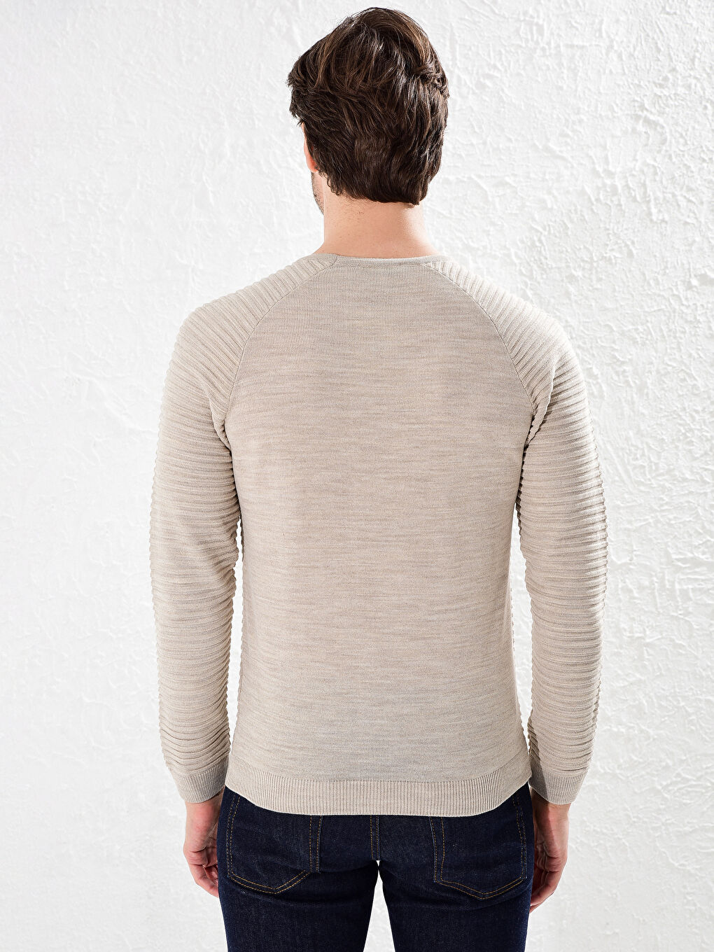 Легкий трикотажный джемпер с круглым вырезом-3