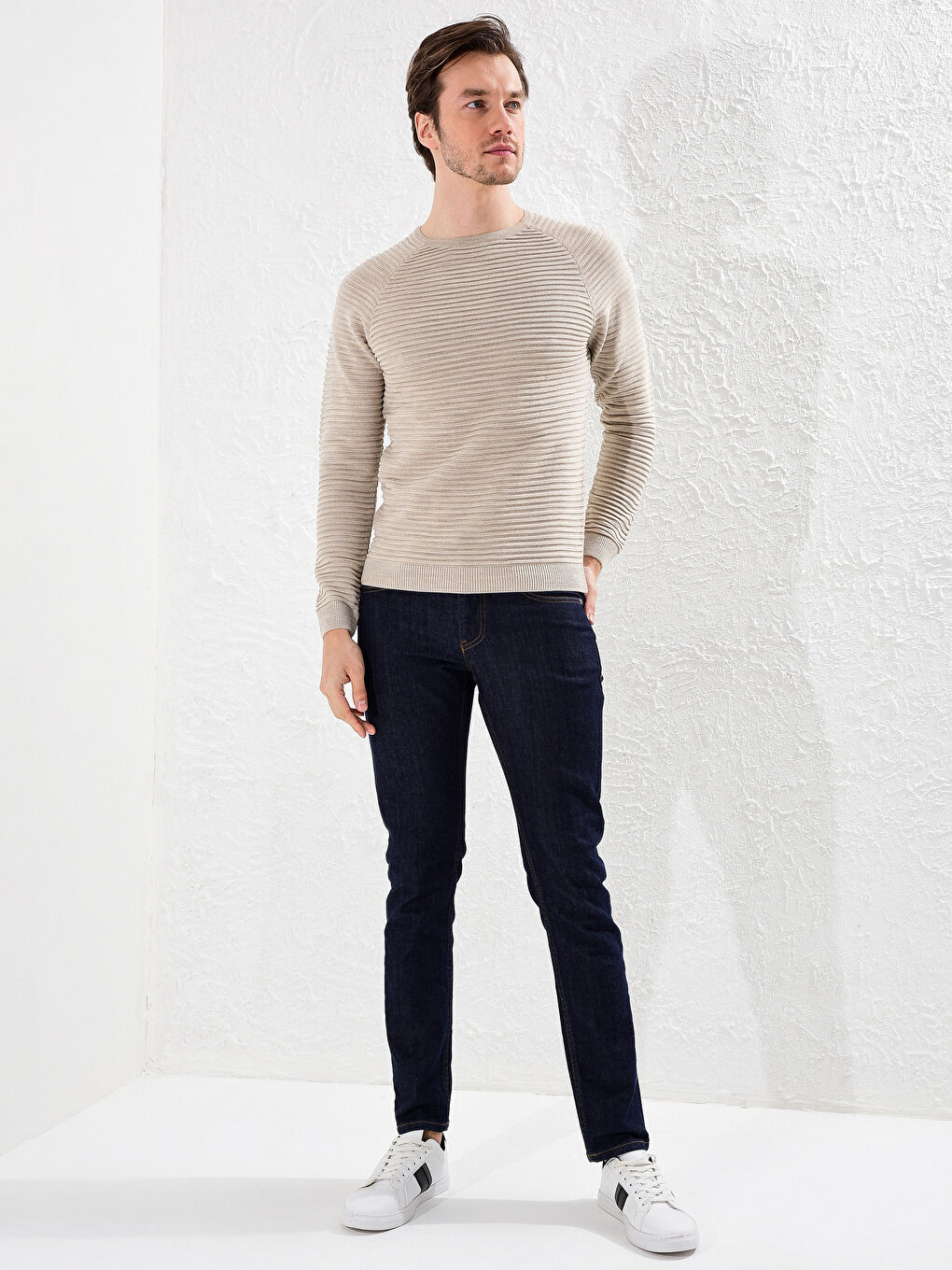 Легкий трикотажный джемпер с круглым вырезом-4