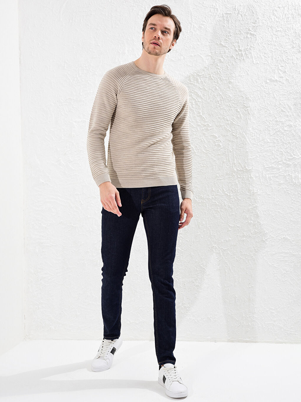 Легкий трикотажный джемпер с круглым вырезом-5