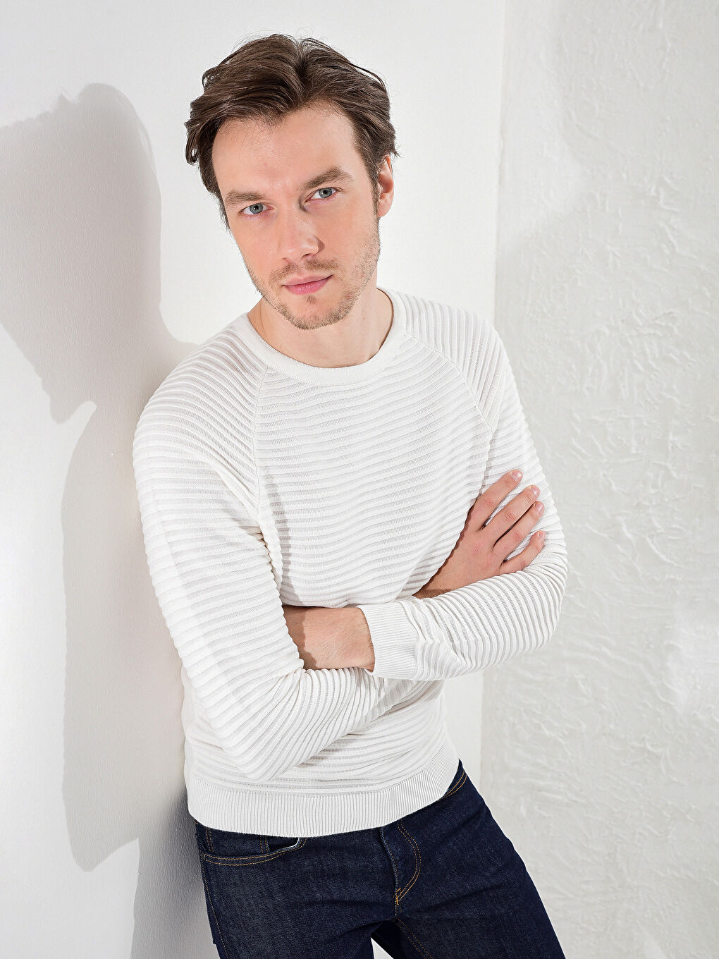 Легкий трикотажный джемпер с круглым вырезом