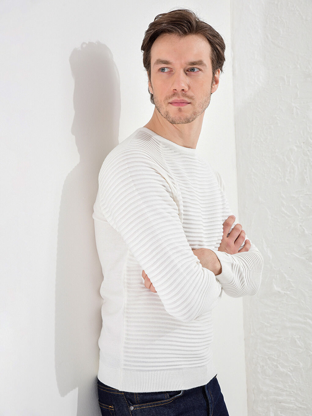 Легкий трикотажный джемпер с круглым вырезом-1