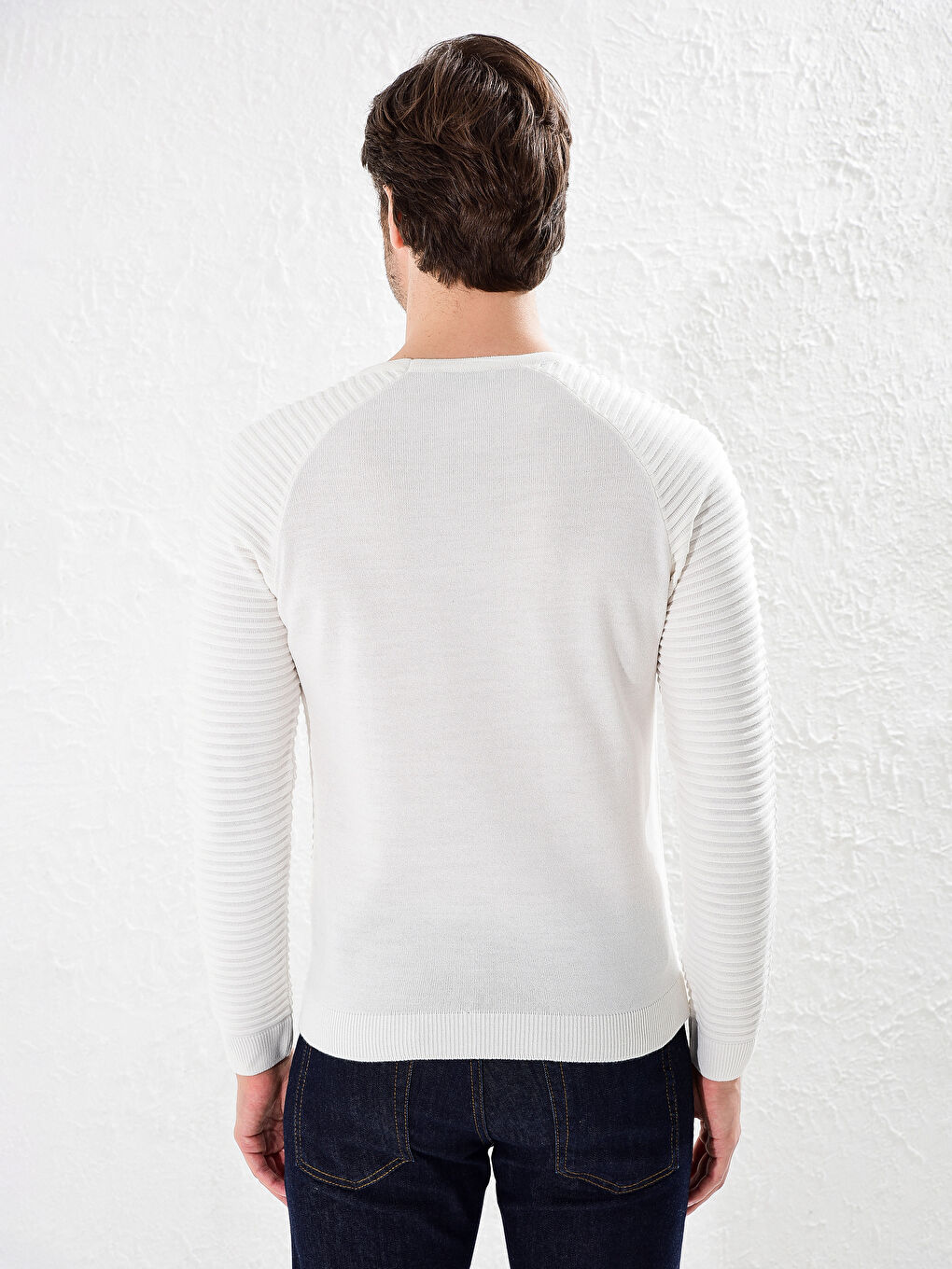 Легкий трикотажный джемпер с круглым вырезом-2