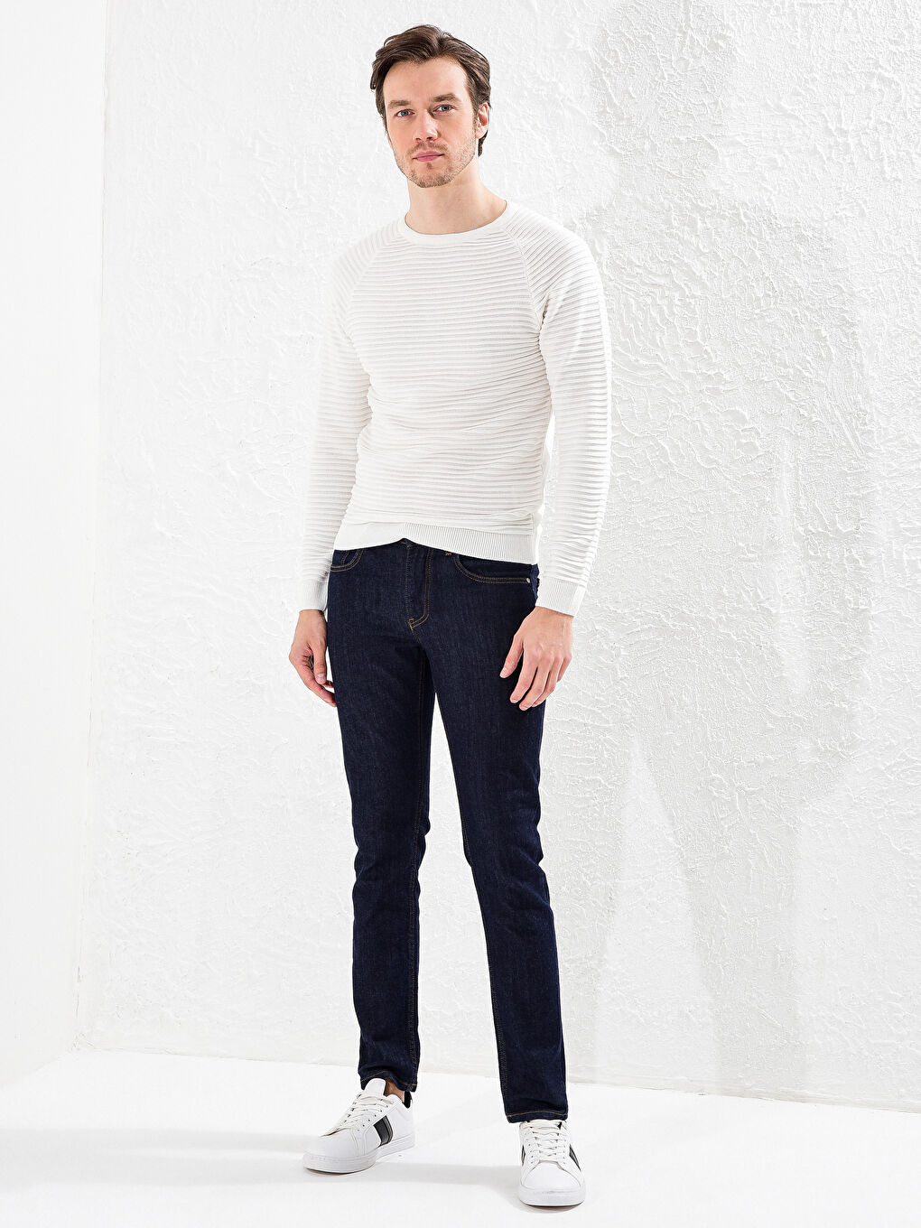 Легкий трикотажный джемпер с круглым вырезом-3