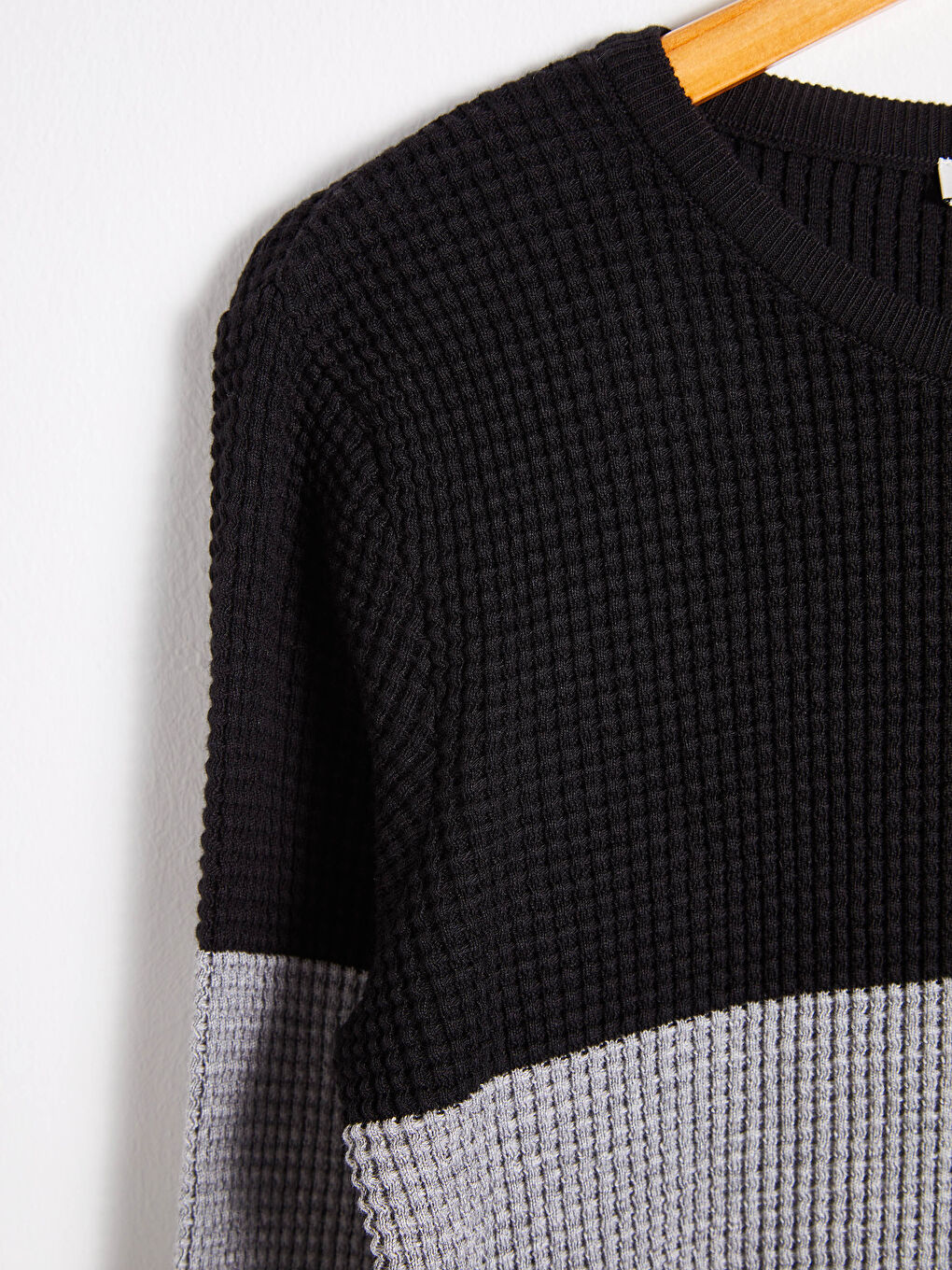 Светр із кольоровими блоками з легкого трикотажу-6