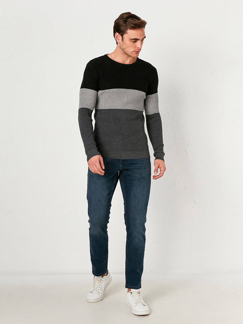 Светр із кольоровими блоками з легкого трикотажу-1