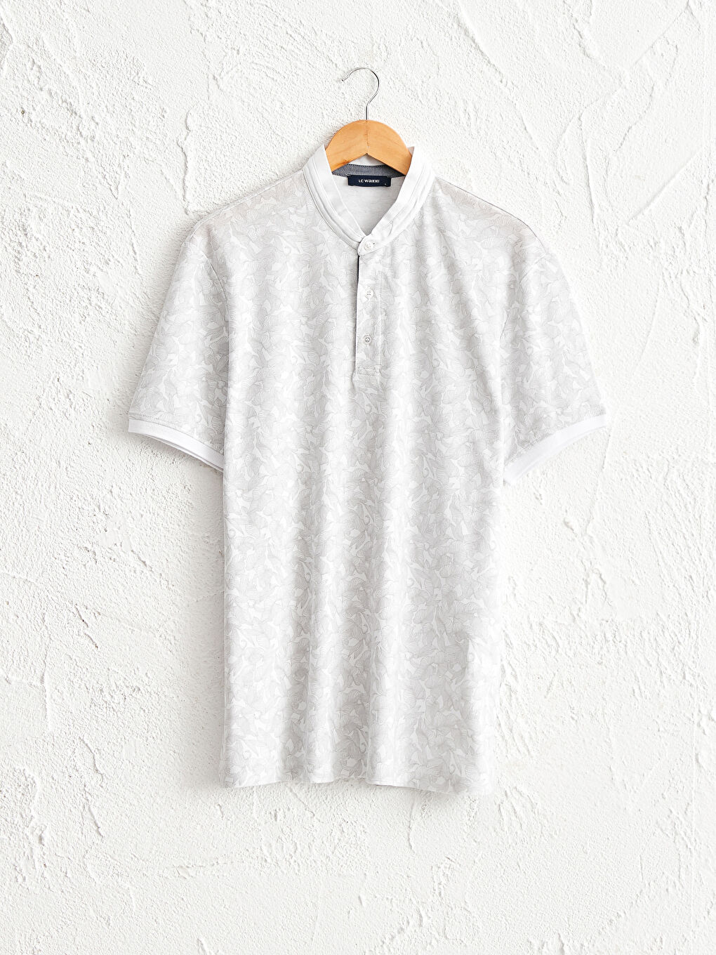 تيشيرت قطن مطبوع بياقة واسعة وكم قصير