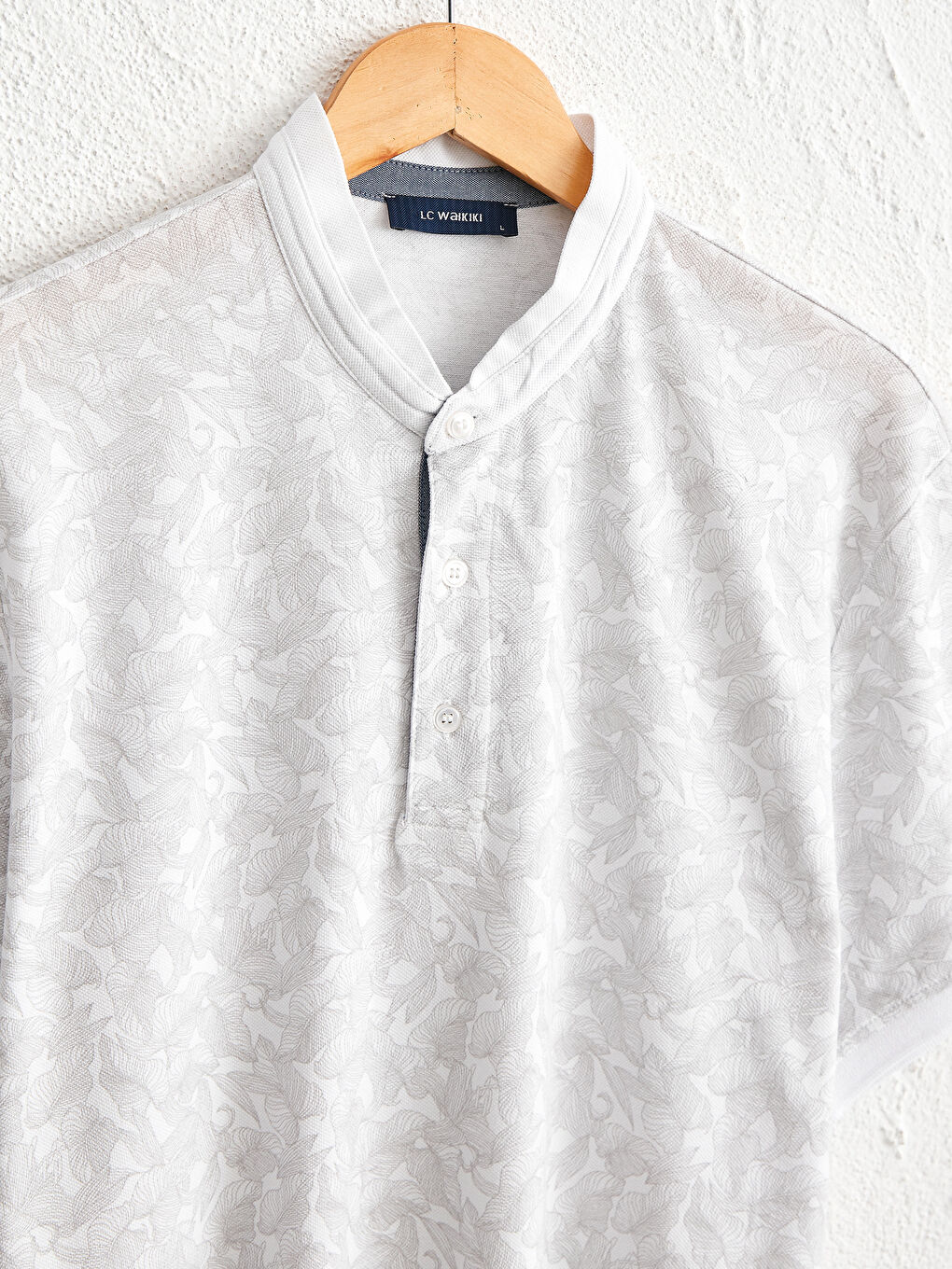 تيشيرت قطن مطبوع بياقة واسعة وكم قصير-4