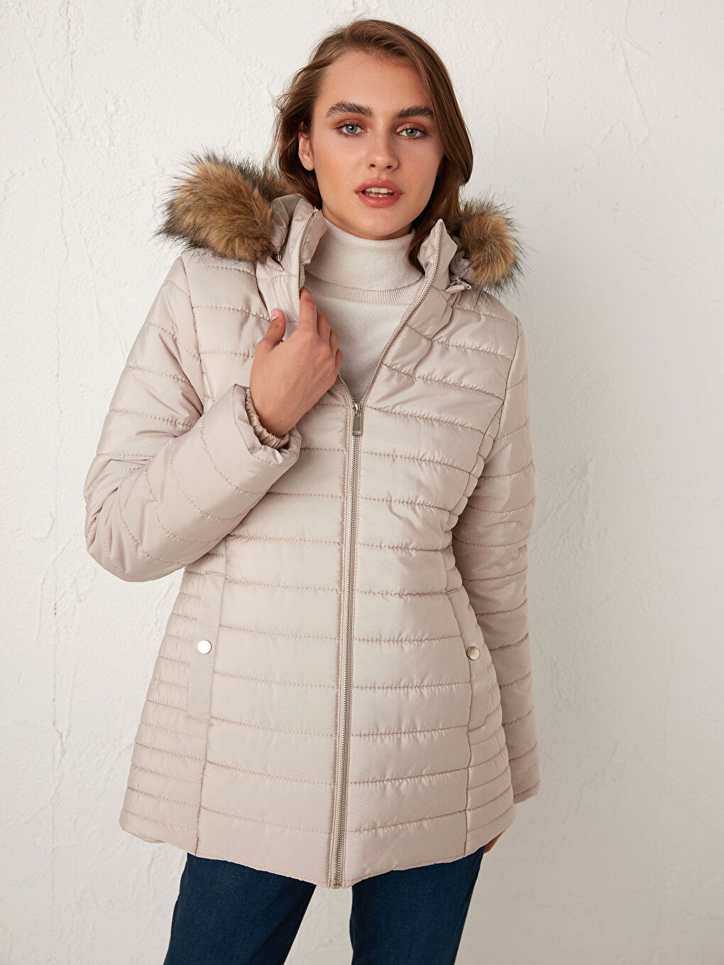 Bej Kapüşonlu Uzun Kollu Kadın Kapüşonlu Şişme Mont