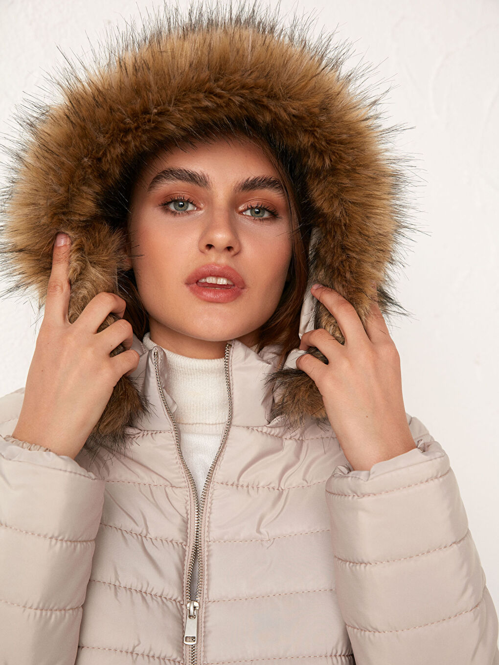 Bej Kapüşonlu Uzun Kollu Kadın Kapüşonlu Şişme Mont-1