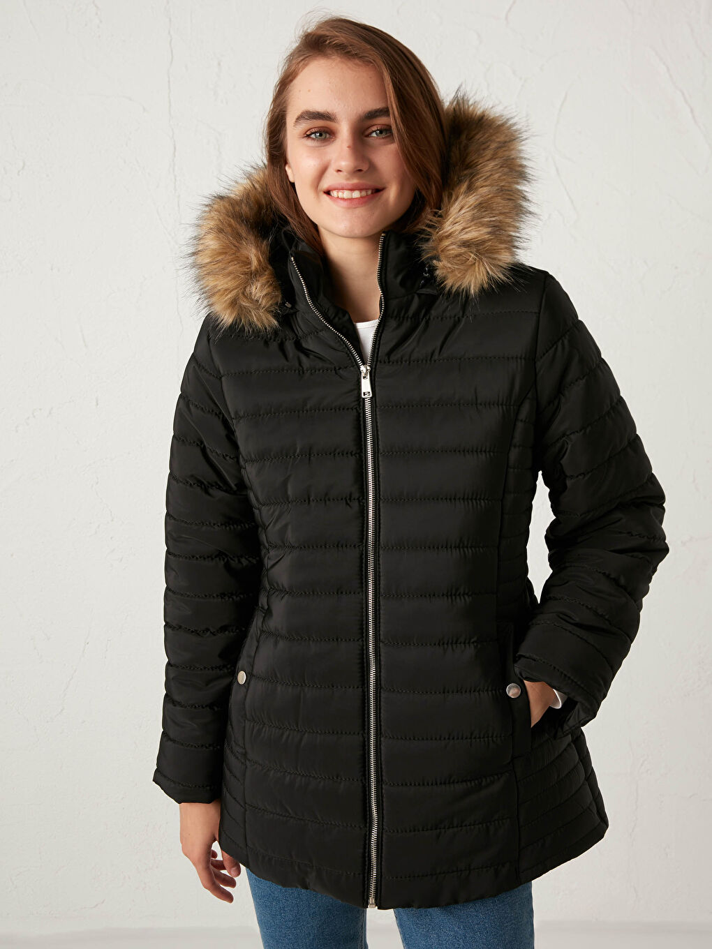 Siyah Kapüşonlu Uzun Kollu Kadın Kapüşonlu Şişme Mont