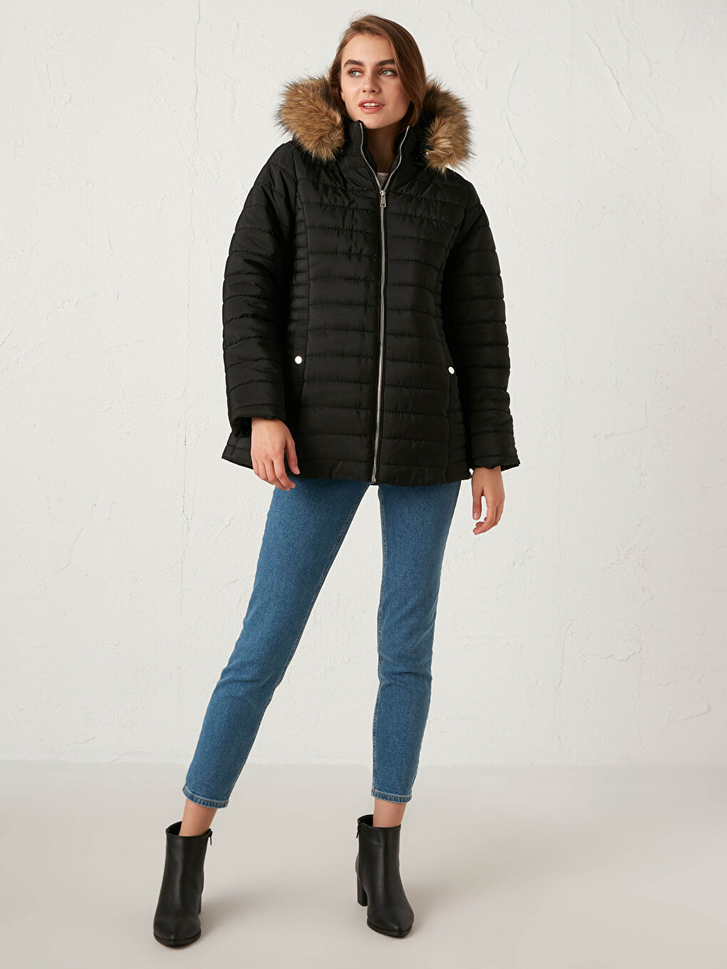 Siyah Kapüşonlu Uzun Kollu Kadın Kapüşonlu Şişme Mont-1