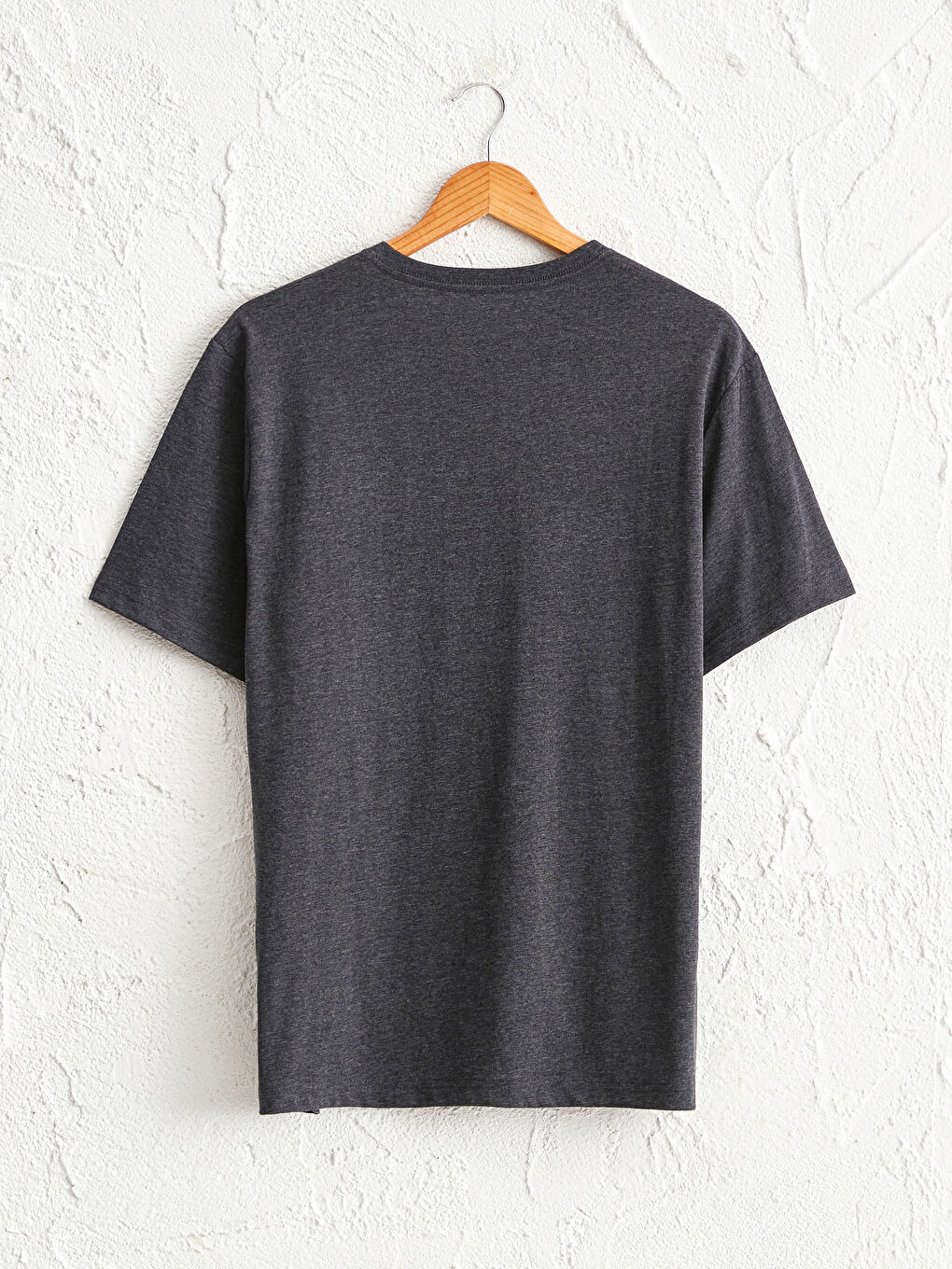 تي شيرت بيزك بياقة على شكل حرف V وقصة مريحة-1