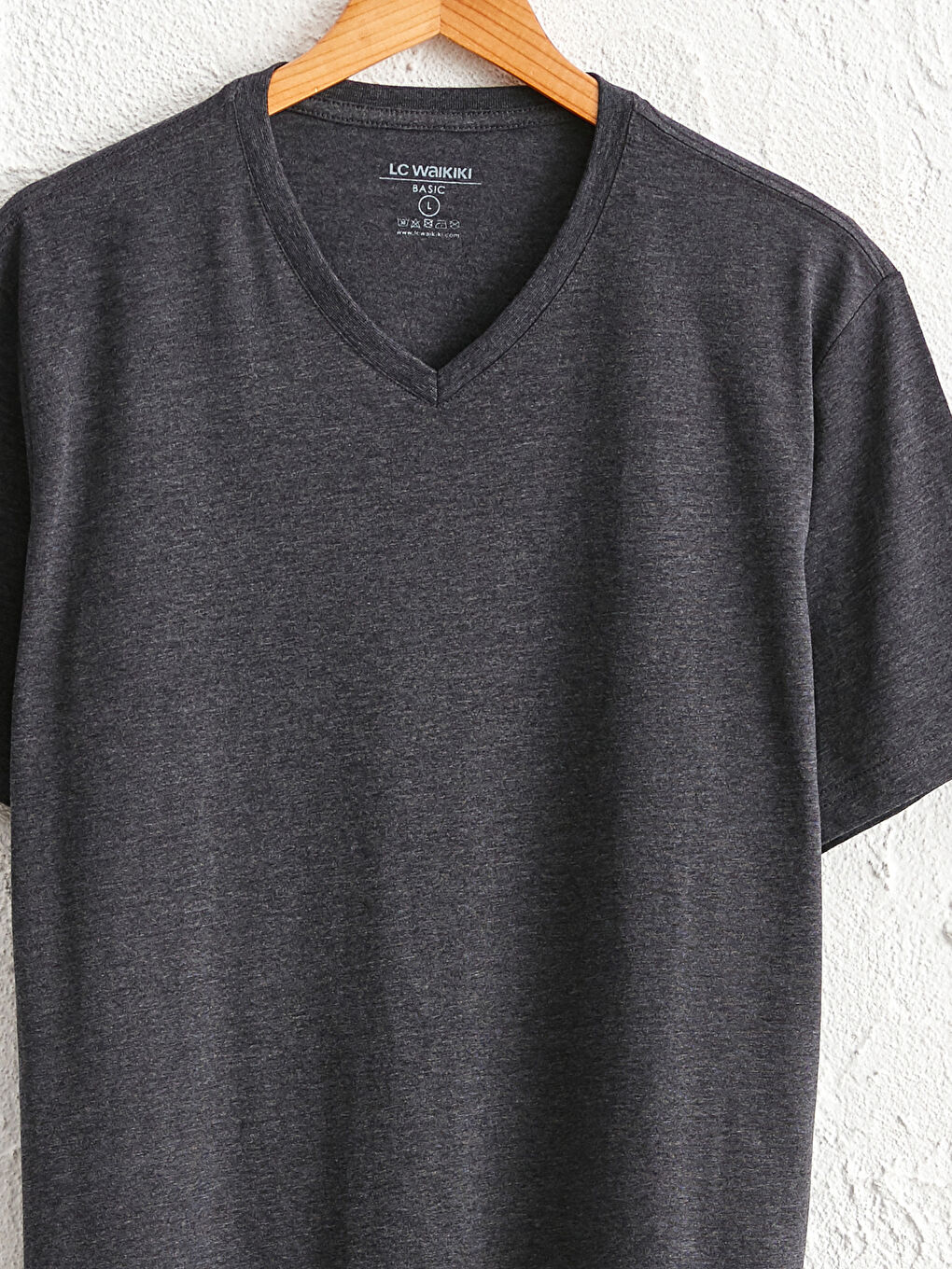 تي شيرت بيزك بياقة على شكل حرف V وقصة مريحة-2