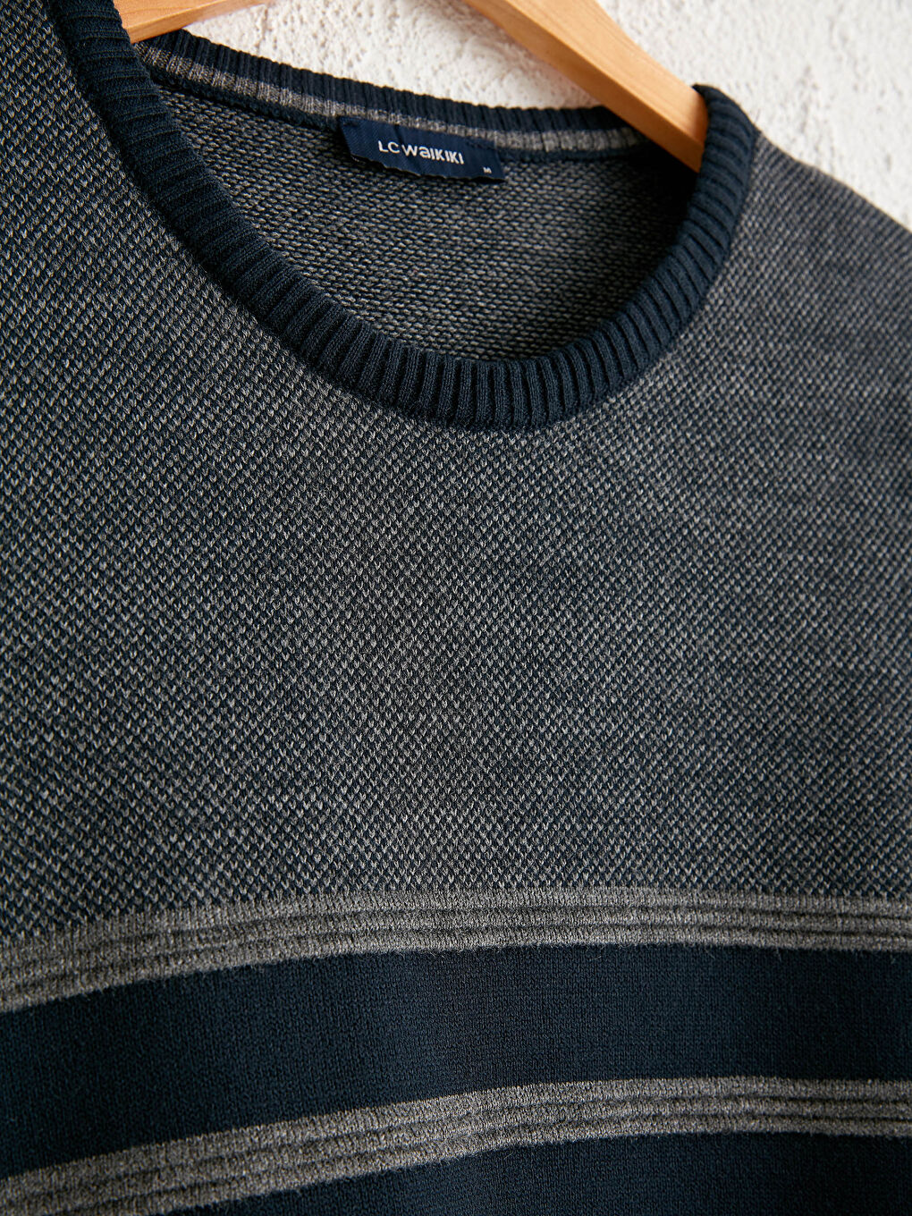 Полосатый Свитер с Круглым Вырезом из Легкого Трикотажа-1